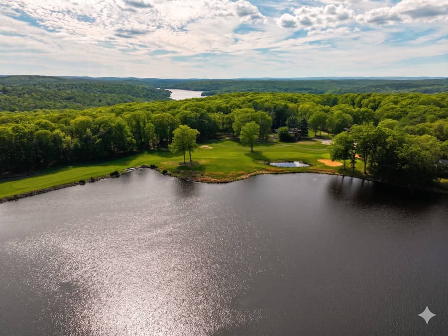 Hole 18 finishing green on Lake Tanglwood at Paupack Hills